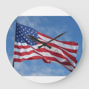 Wehende amerikanische Flagge gegen blauen Himmel Große Wanduhr