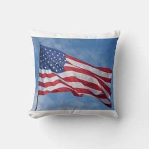 Wehende amerikanische Flagge gegen blauen Himmel Kissen