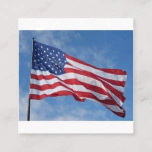 Wehende amerikanische Flagge gegen blauen Himmel Quadratische Visitenkarte