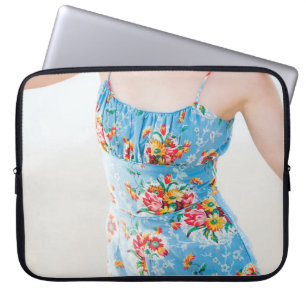 Weibchen mit blauen Blumenkolonnen und braunem Hut Laptopschutzhülle