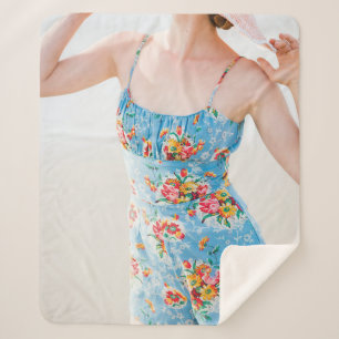 Weibchen mit blauen Blumenkolonnen und braunem Hut Sherpadecke