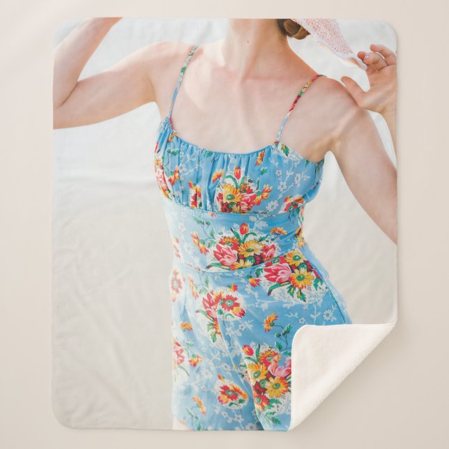 Weibchen mit blauen Blumenkolonnen und braunem Hut Sherpadecke (Vorderseite)