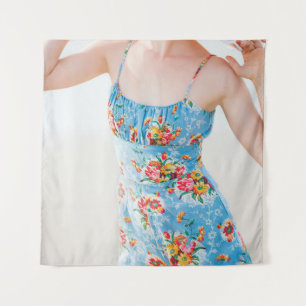 Weibchen mit blauen Blumenkolonnen und braunem Hut Wandteppich