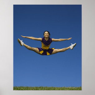 Weibliche Cheerleader, die in einer Luft 3 springt Poster