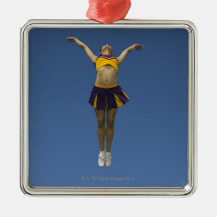 Weibliche Cheerleader, die in einer Luft, Silbernes Ornament