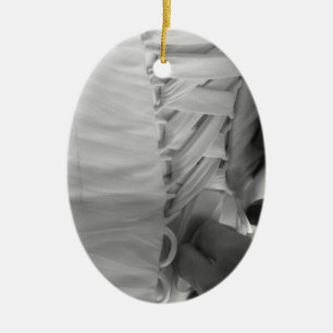 Weibliche Hand, die sich zurück herauf Keramikornament