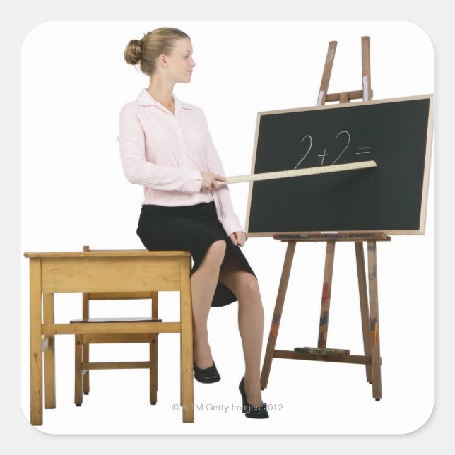 Weibliche Lehrerin pointing Regler in Chalkboard Quadratischer Aufkleber (Vorderseite)