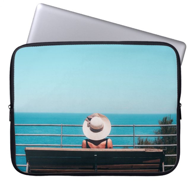 Weibliche mit weißem Strohhut sitzend auf Bank-Lou Laptopschutzhülle (Vorderseite)