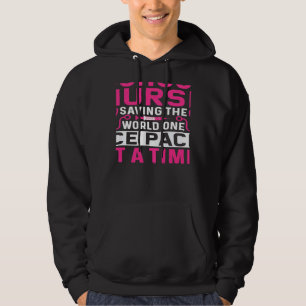 Weibliche Schulkrankenschwester rettet die Welt mi Hoodie