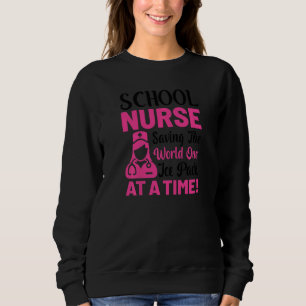 Weibliche Schulkrankenschwester rettet die Welt mi Sweatshirt