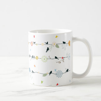 Weibliche Vögel auf einem Draht und Blumen Tasse