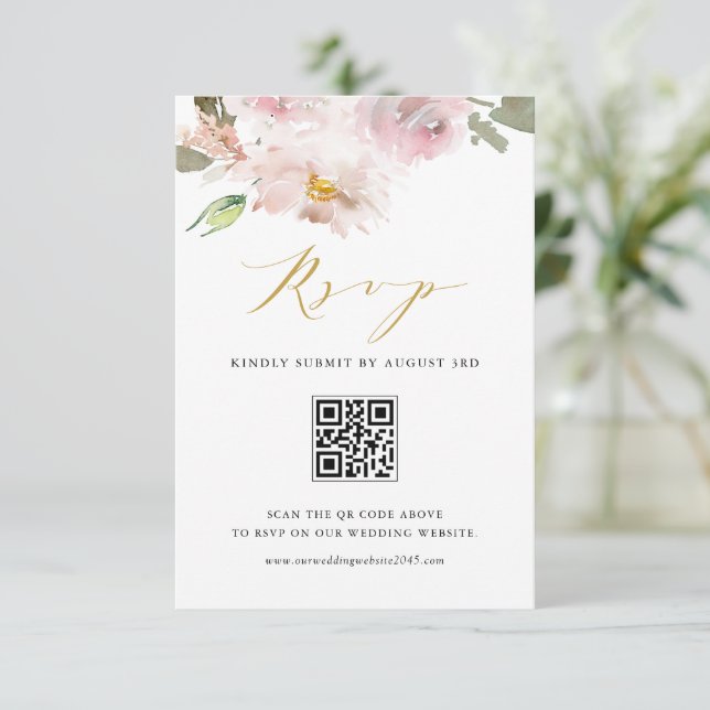 Weibliche Wasserfarbenblush-Blume mit QR-Code RSVP Karte (Stehend Vorderseite)