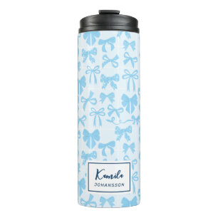 Weibliche weiche blaue Coquette-Schleife mit Namen Thermosbecher