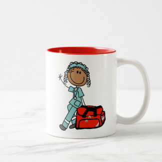 Weiblicher Atmungstherapeut oder EMT Zweifarbige Tasse