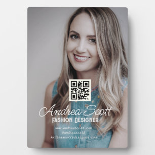 Weiblicher Geschäftsführer fügt Fotoname q oder Co Fotoplatte