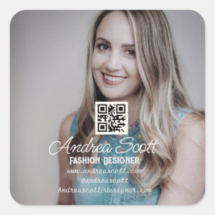 Weiblicher Geschäftsführer fügt Fotoname q oder Co Quadratischer Aufkleber