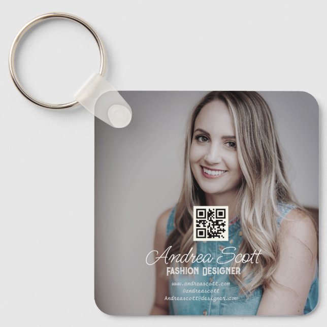 Weiblicher Geschäftsführer fügt Fotoname q oder Co Schlüsselanhänger (Vorderseite)