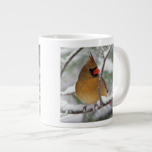 Weiblicher Kardinal im schneebedeckten Kiefernbaum Jumbo-Tasse