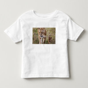 Weiblicher Löwe mit Jungtier Kleinkind T-shirt
