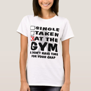 Weiblicher Single, der im Fitnessraum genommen wir T-Shirt