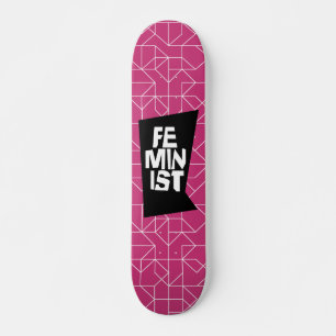 Weibliches Mädchen der feministischen Frauen ich Skateboard