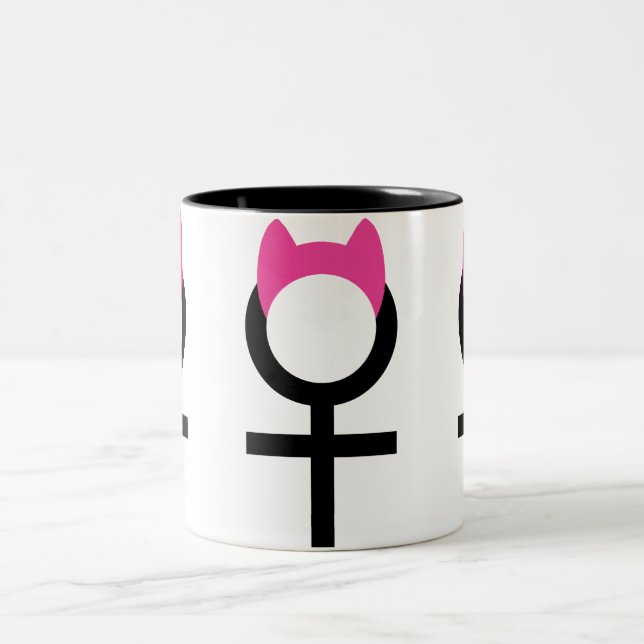Weibliches Symbol mit Pussyhat durch Café Cha Cha Zweifarbige Tasse (Mittel)