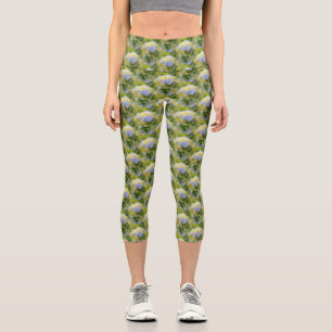 Weich blaues Hydrangea-Blume Naturmuster Capri Leggings