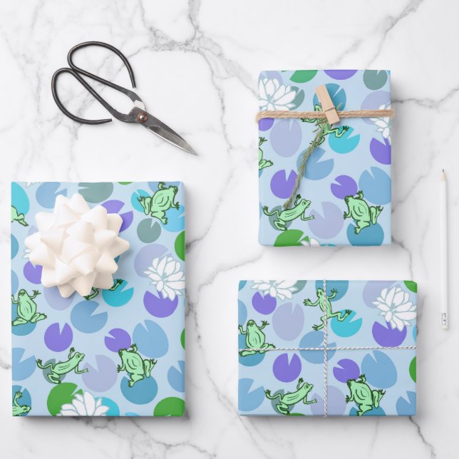 Weich grüne Frösche und Lilienpads auf hellblau Geschenkpapier Set (Vorderseite)