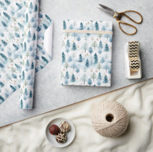Weich pastellblau und grün schneebedeckter Winterw Geschenkpapier