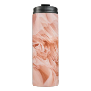 Weich rosa Stoff in Pastellfarben. Stoffe Thermosbecher