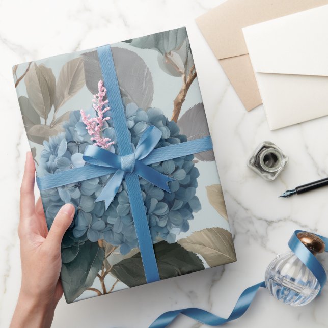 Weiche Blaue Hortensie Graues Blumenmuster Geschenkpapier (Schenken)