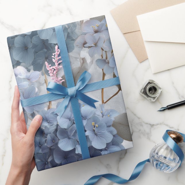 Weiche Blaue Hortensie Graues Blumenmuster Geschenkpapier (Schenken)