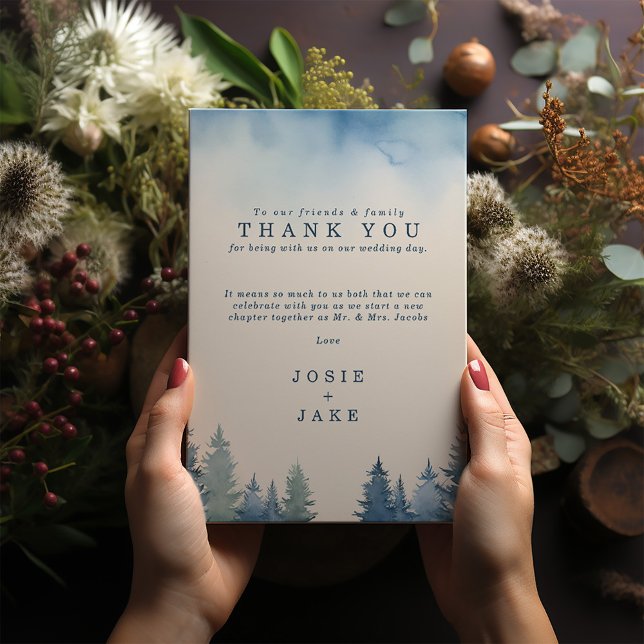 Weiche Kiefernbäume Hochzeitstisch danke (Blue pine trees wedding thank you cards with personal message and bride and groom names.)