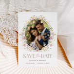 Weiche Pastel Wildblume Hochzeitsstich Foto Save t Ankündigungspostkarte<br><div class="desc">Beeindrucken Sie Ihre Gäste mit dieser klassischen Save the Date Karte. Das elegante Design besticht durch sanfte, pastellfarbene Wildblumen, die mit üppigem Grün vermischt sind. Verwenden Sie die Textfelder, um die Karte mit Ihren eigenen Texten und Details zu personalisieren. Wenn Sie gewollt haben, den Stil, die Farbe oder die Textplatzierung...</div>