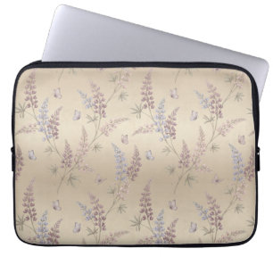 Weiche Pastell-Lupine- und Schmetterlingswiese-Mus Laptopschutzhülle