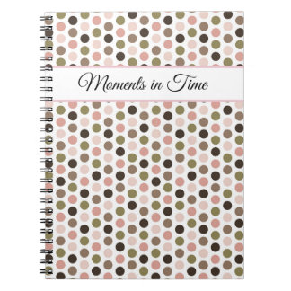 Weiche, Retro-Oliv-, Rosa- und Braune Polka-Punkte Notizblock