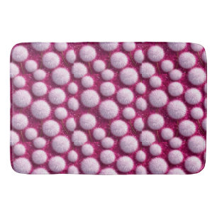 Weiche rosa flauschige Kugeln auf glitzerndem lebe Badematte
