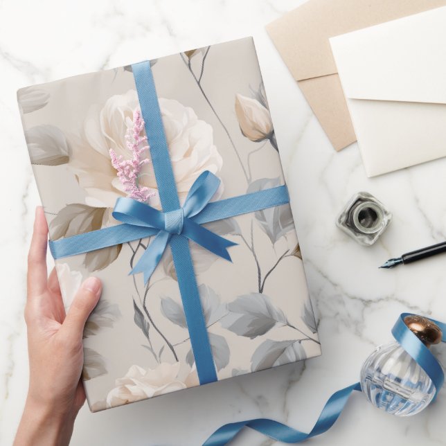 Weiche Weiße Rosen Beige Blumenmuster Geschenkpapier (Schenken)