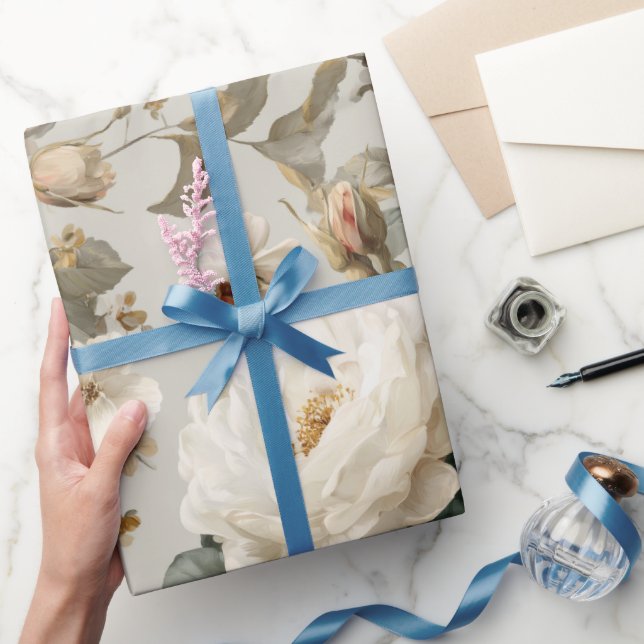 Weiche Weiße Rosen Beige Blumenmuster Geschenkpapier (Schenken)
