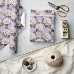 Weiche weiße und blassrosa Rosen auf rauchigem Lav Geschenkpapier