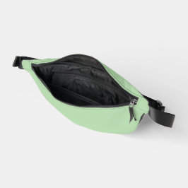 Weicher, blassgrüner Hintergrund mit subtiler Vert Bauchtasche