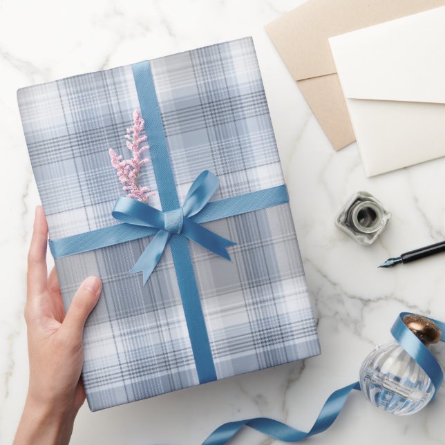 Weiches Blaugrau Küstennebel Karomuster Geschenkpapier (Schenken)