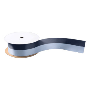 Weiches Himmelblau und dunkelblaues Satinband