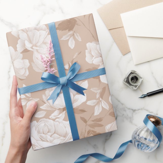 Weiches Neutrales Rosa Beiges Blumenmuster Geschenkpapier (Schenken)