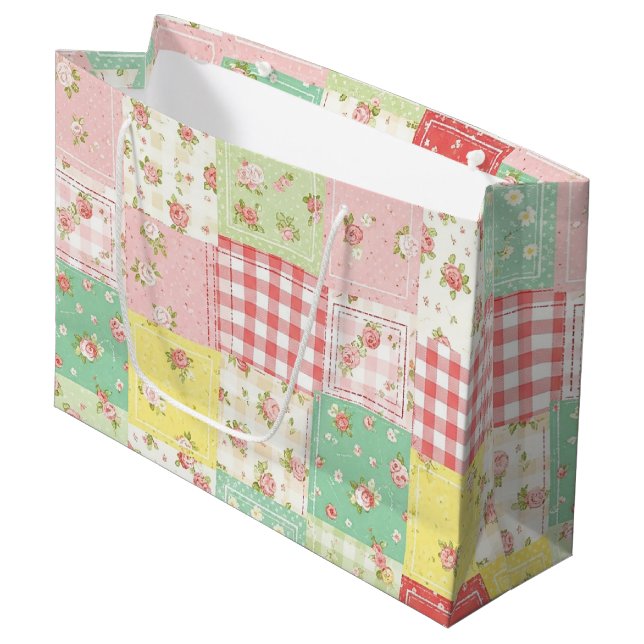 Weiches Pastell-Blumen-Patchwork-Gingham-Karo Große Geschenktüte (Vorderseite Schrägansicht)