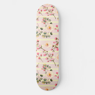 Weiches rosa Blumenstreifenmuster Skateboard