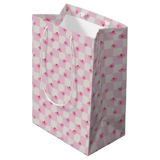 Weiches Rosa Gänseblümchen Karo Blumenmuster Mittlere Geschenktüte (Rückseite Schrägansicht)