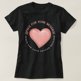 Weiches Rosa geprägtes Herz mit individuellem Text T-Shirt
