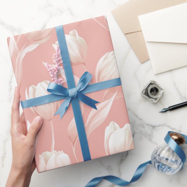 Weiches Rosa Tulpe Weißes Blumenmuster Geschenkpapier (Schenken)