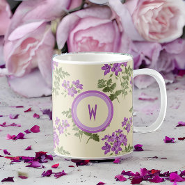 Weiches Violetmuster auf hellgelber Oberfläche Kaffeetasse